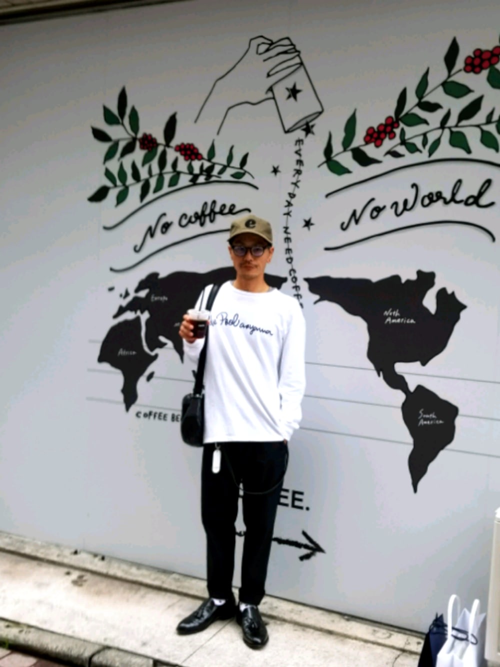 「熊本、春コーデ、シンプルコーデ、The POOL AOYAMA、PRADA、カジュアルコーデ、大人カジュアル、モノトーン、ストリート、コーヒー」｜「GOODENOUGHのアイテム（キャップ、グリーン系）」を使った、1982年式さん（メンズ・169cm）の春コーディネートの1枚目の写真