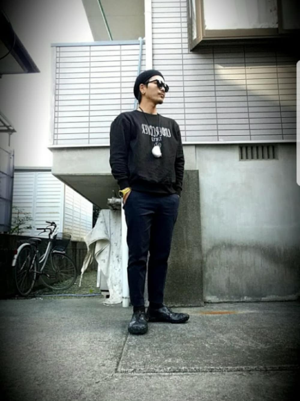 「シンプル、アンダーカバー、カジュアル、ブラック、street、ベレー帽、ベレー帽推奨委員会、黒コーデ、clarks、肌ウーノ」｜「Clarksのアイテム（レインシューズ、ブラック系）」を使った、1982年式さん（メンズ・169cm）の春コーディネートの1枚目の写真