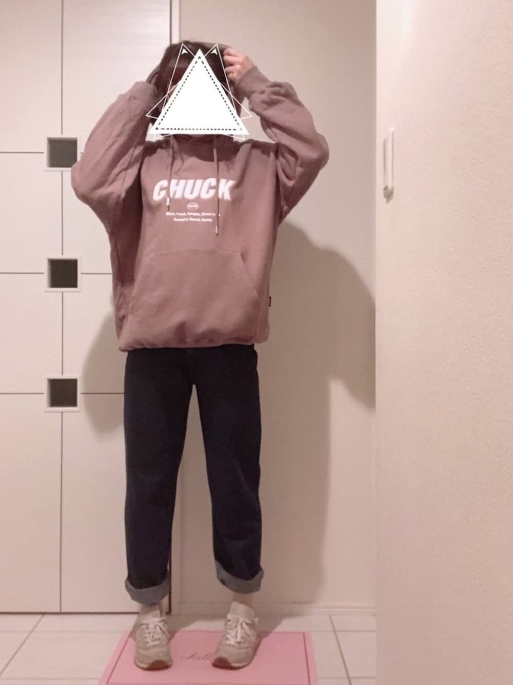 「休日スタイル、ラフ、ベージュコーデ、スニーカーコーデ、パーカー、デニムパンツ」｜「CHUCKの【CHUCK 】シグネチャー ロゴ フードパーカー（起毛×）（パーカー、ベージュ系）」を使った、ちぇるさん（レディース・166cm）の冬コーディネートの1枚目の写真