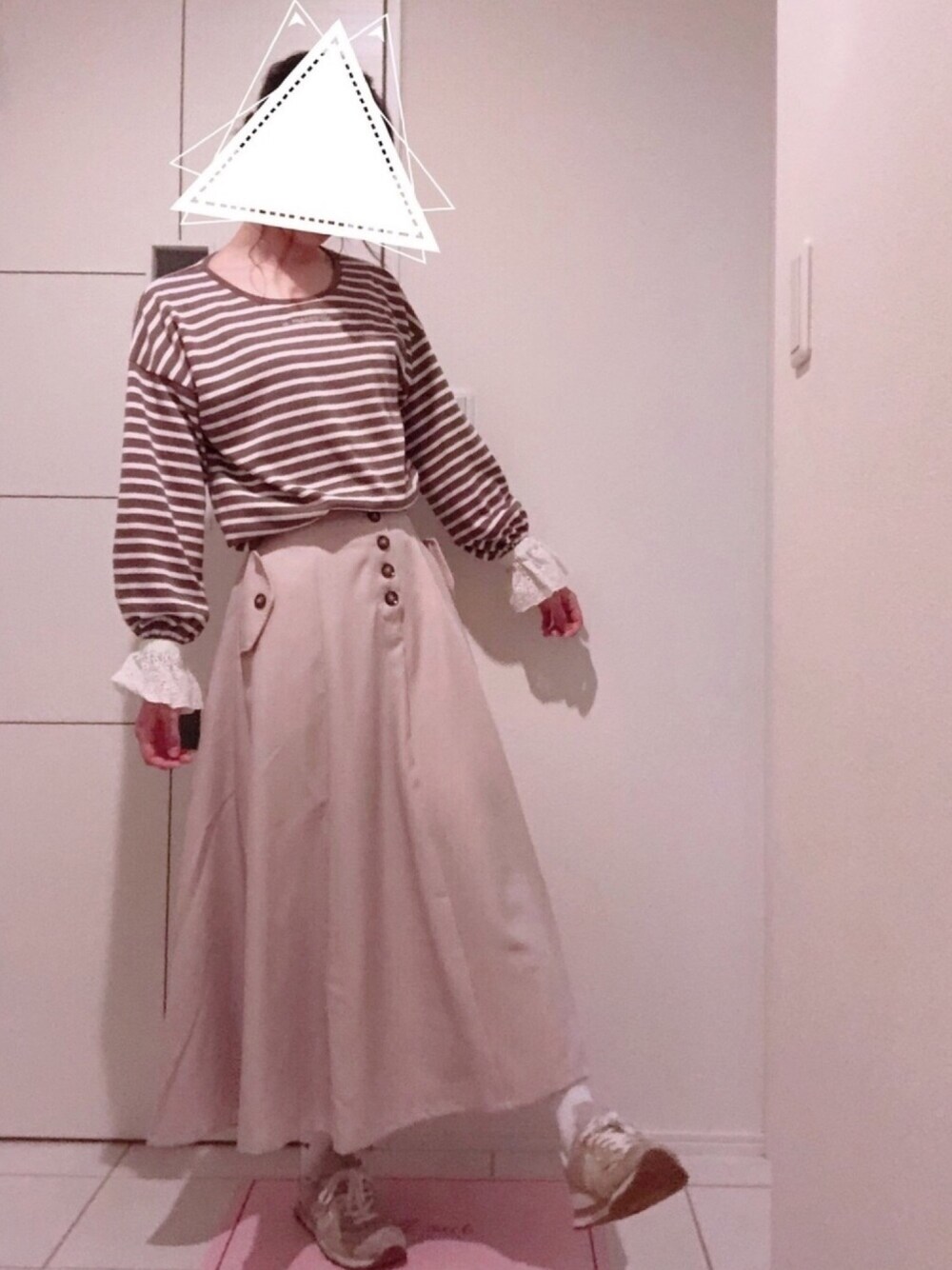 「one after another NICE CLAUP、ベージュコーデ、スニーカーコーデ、ロングスカート、プチプラコーデ」｜「one after another NICE CLAUPのキャンディースリーブトップス（Tシャツ/カットソー、ブラウン系）」を使った、ちぇるさん（レディース・166cm）の春コーディネートの1枚目の写真