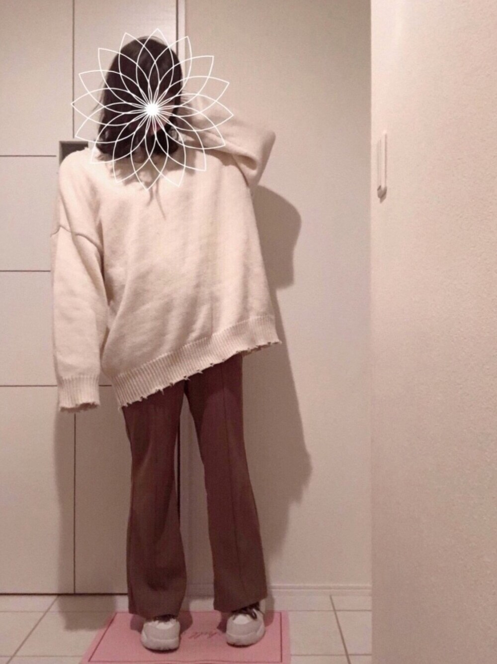 ホワイト系のニット/セーター、ブラウン系のパンツ、ベージュ系のスニーカーを着用したレディースの冬コーディネートの1枚目の写真
