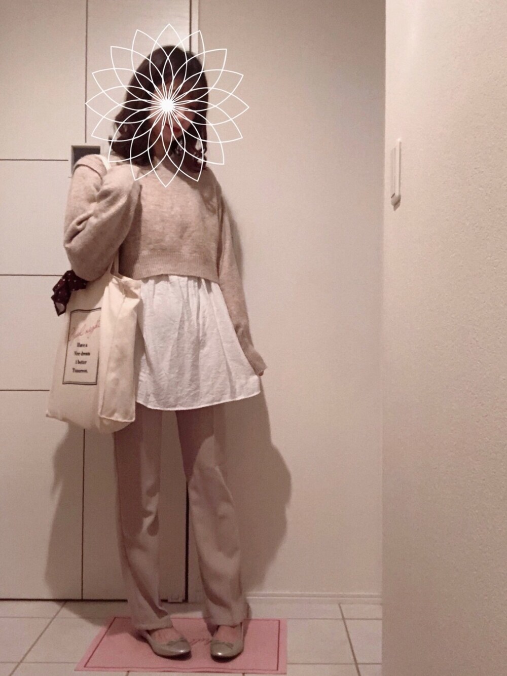 「春コーデ、ベージュコーデ、淡色コーデ、ナチュラル、Kastane」｜「Kastaneのレーヨンスラックスパンツ-SS（その他パンツ、ベージュ系）」を使った、ちぇるさん（レディース・165cm）の春コーディネートの1枚目の写真