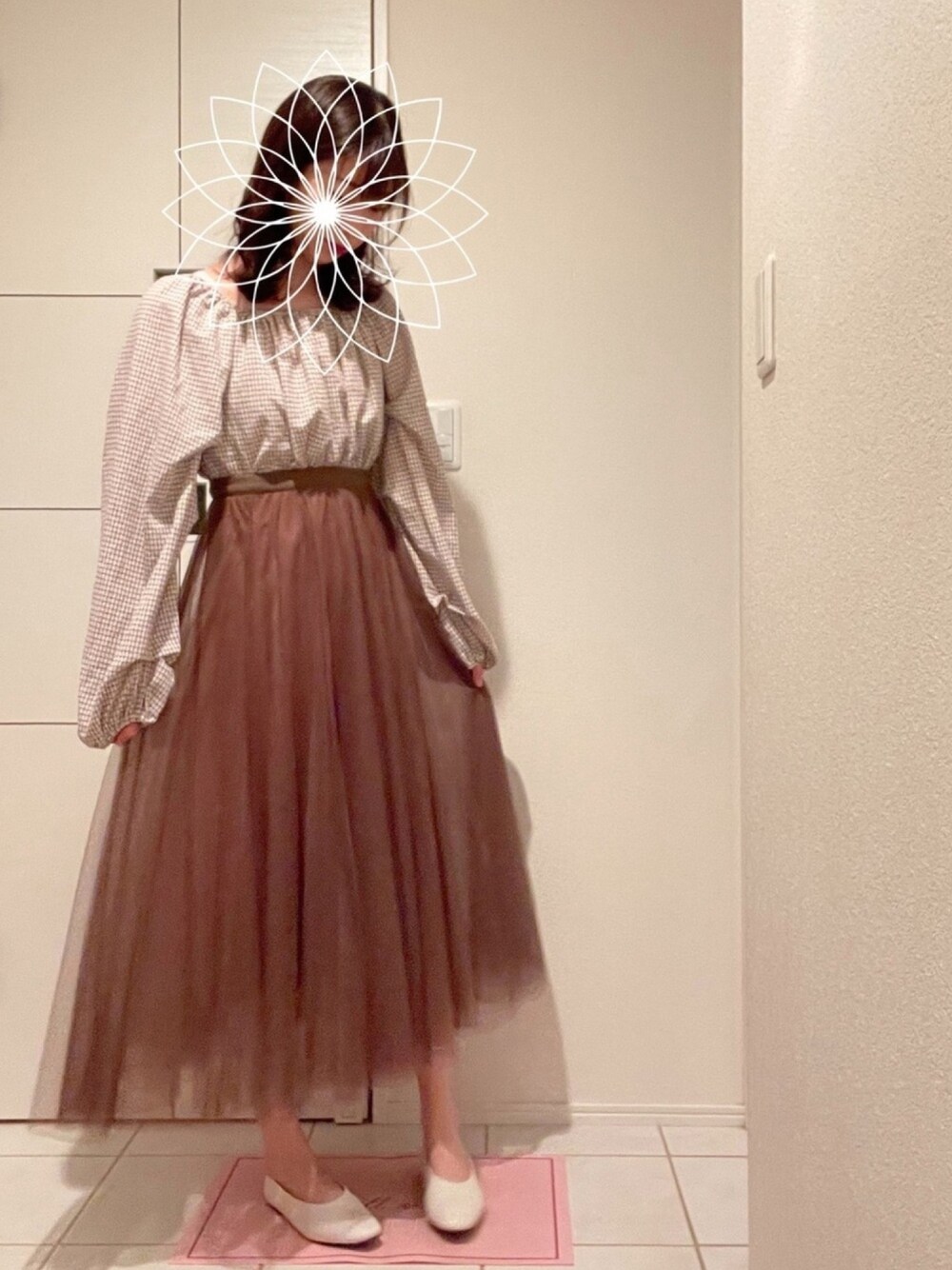 「春コーデ、休日スタイル、ガーリー、グレイル、プチプラコーデ、ブラウン」｜「GUのアイテム（シューズ、ホワイト系）」を使った、ちぇるさん（レディース・165cm）の春コーディネートの1枚目の写真
