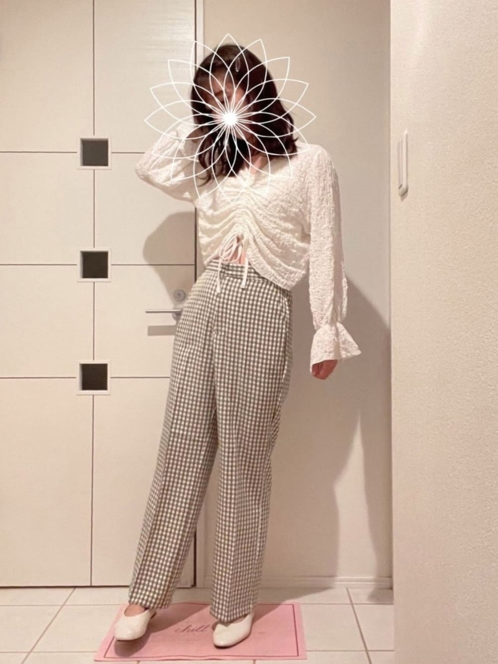 「春コーデ、シャーリングトップス、パンツコーデ、ギンガムチェック、チェックパンツ、ホワイト、プチプラコーデ、これが私をアゲる服」｜「GUのアイテム（シューズ、ホワイト系）」を使った、ちぇるさん（レディース・165cm）の春コーディネートの1枚目の写真