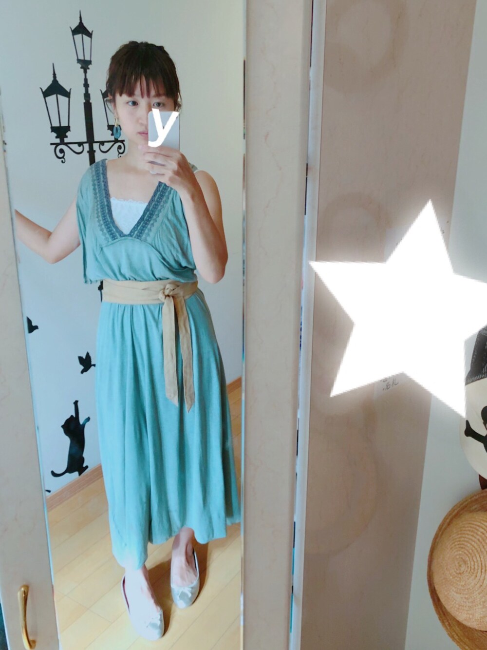 ゴールド系のパンプス、グリーン系のワンピース、ベージュ系のベルトを着用したレディースの夏コーディネートの1枚目の写真