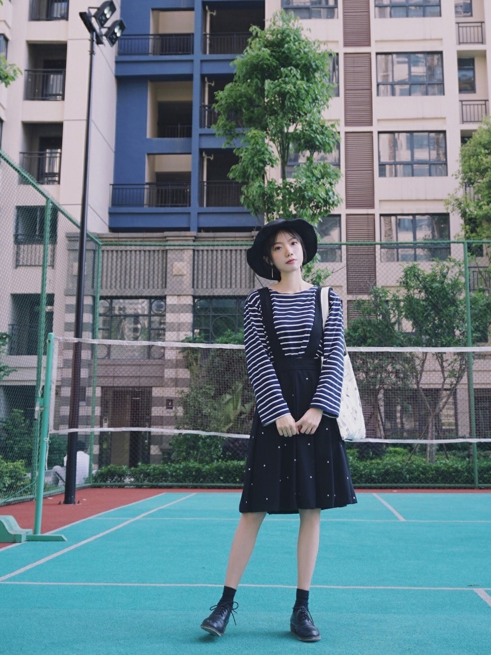 「网球场」｜「UNIQLOのアイテム（Tシャツ/カットソー、ブラック系）」を使った、三笠さん（レディース・166cm）の春コーディネートの1枚目の写真