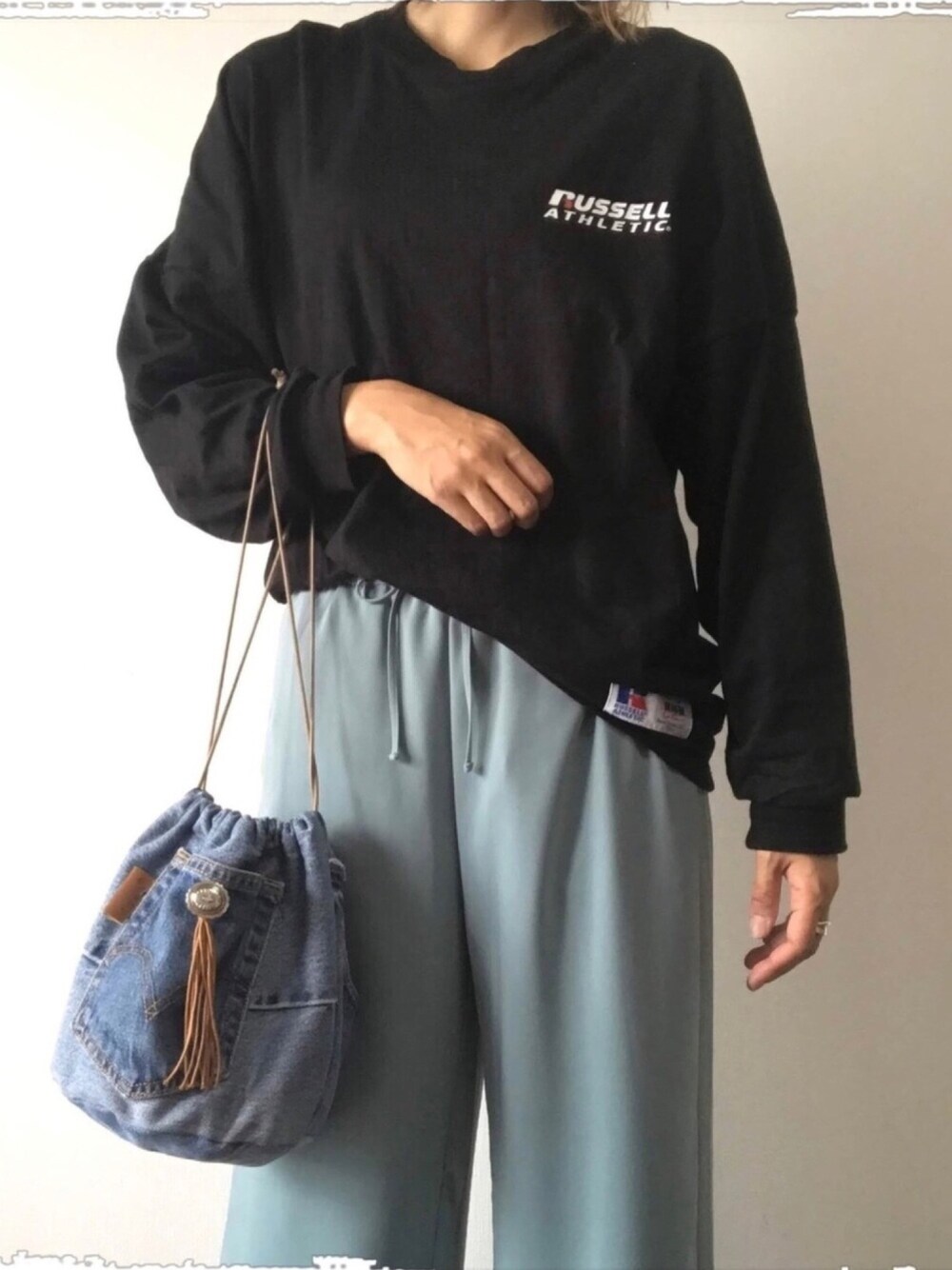 「春コーデ、カラーパンツ、GUコーデ、GU、オトナカジュアル、メンズライク、GUパンツ、ラッセルアスレチック、春、ロンT」｜「Russell Athleticの【Russell ATHLETIC/ ラッセルアスレティック】プリントロングスリーブTee（Tシャツ/カットソー、ブラック系）」を使った、バタ子さん（レディース・165cm）の春コーディネートの1枚目の写真