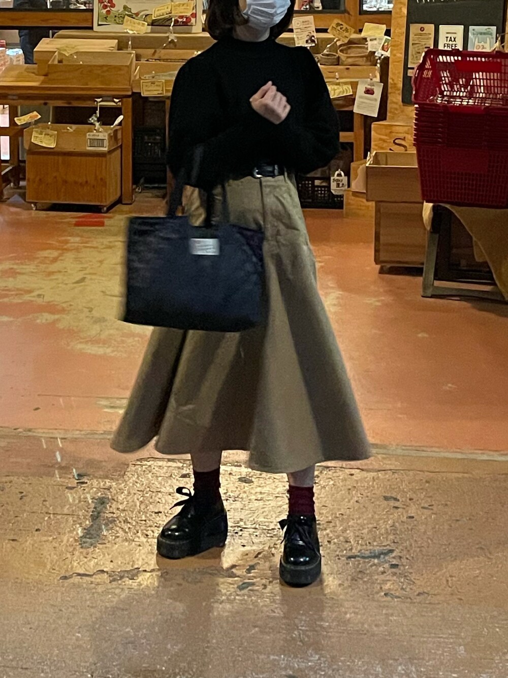 「これが私をアゲる服、シンプルコーデ、オトナカジュアル、お洒落さんとつながりたい、リラックススタイル、低身長コーデ、スカート、オトナ女子」｜「Traditional Weatherwearのアイテム（バッグ、ブラック系）」を使った、yyyさん（レディース・155cm）の春コーディネートの1枚目の写真