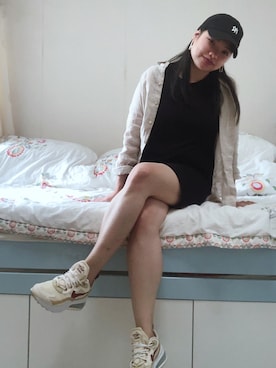 「H&M（エイチ・アンド・エム）のアイテム（ジャンパースカート）」を使った、Isis Lauさん（レディース・163cm）の夏コーディネート