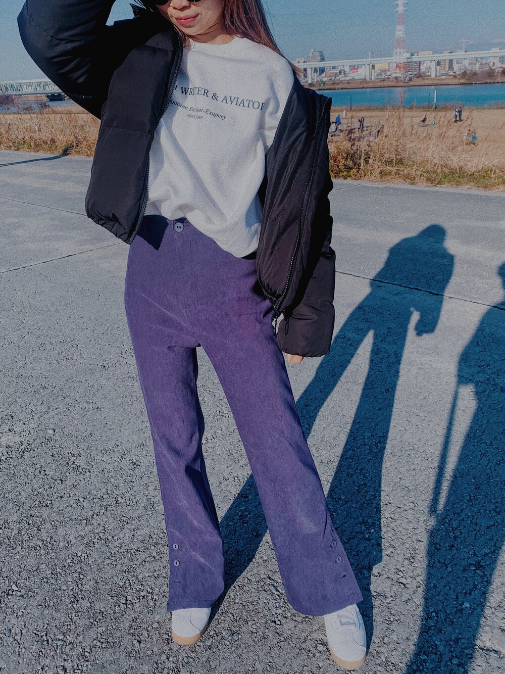 ホワイト系のスニーカー、ホワイト系のスウェット、ブラック系のサングラスを着用したレディースの冬コーディネートの1枚目の写真