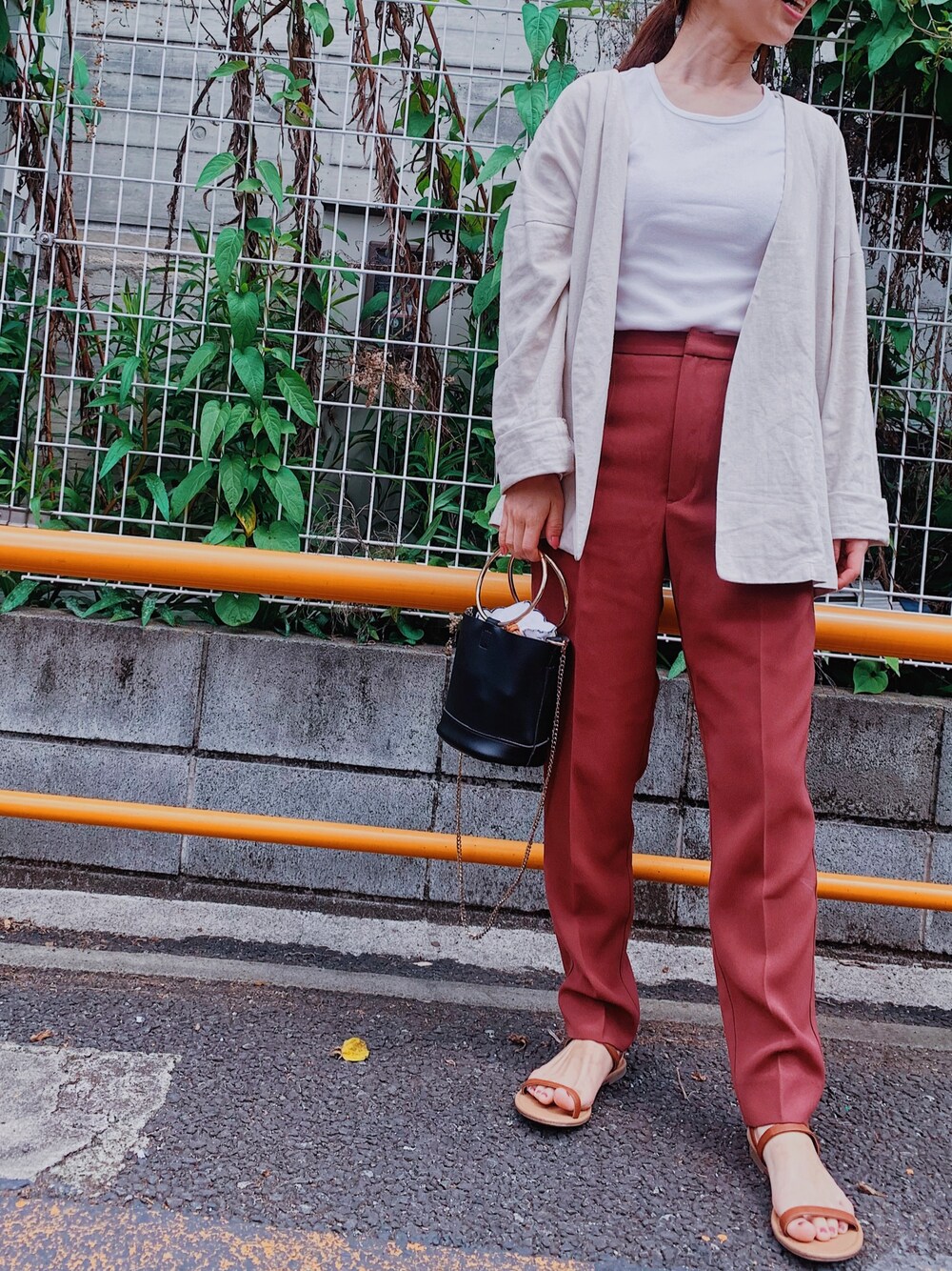 「シンプル、春夏コーデ、ベージュ、リネン、ジャケット、Tシャツ、ハイウエスト、スラックス、ブラウン、サンダル」｜「MOUSSYのアイテム（スラックス、ブラウン系）」を使った、riichan:)さん（レディース・151cm）の春コーディネートの1枚目の写真