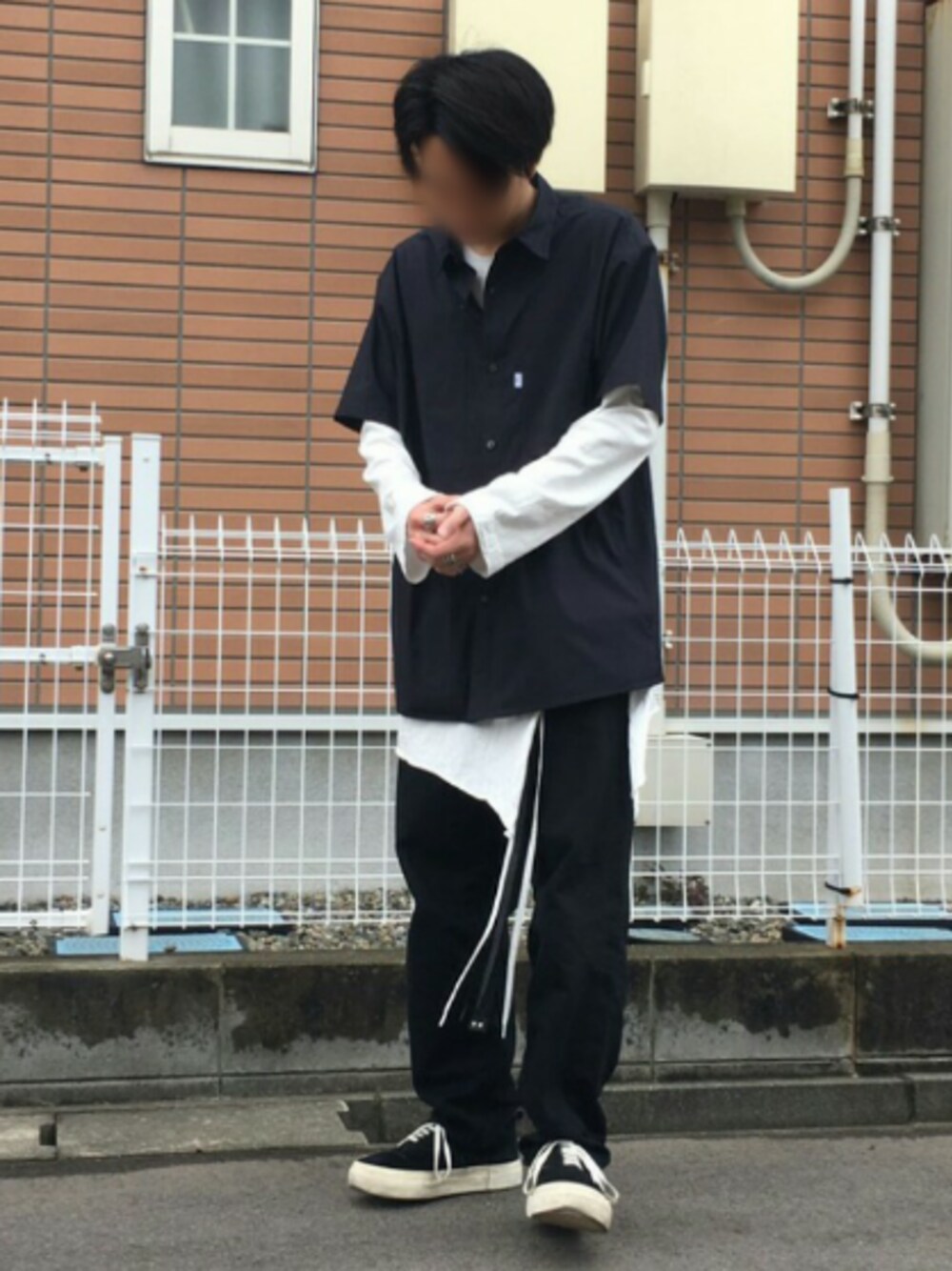 ブラック系のデニムパンツ、ブルー系のシャツ/ブラウス、ホワイト系のTシャツ/カットソーを着用したメンズの春コーディネートの1枚目の写真