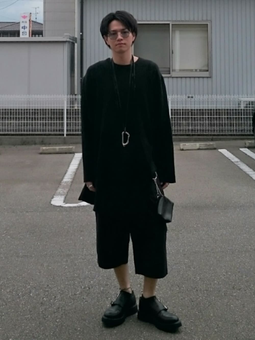ブラック系のTシャツ/カットソー、ブラック系のその他パンツ、ブラック系のその他シューズを着用したメンズの夏コーディネートの1枚目の写真