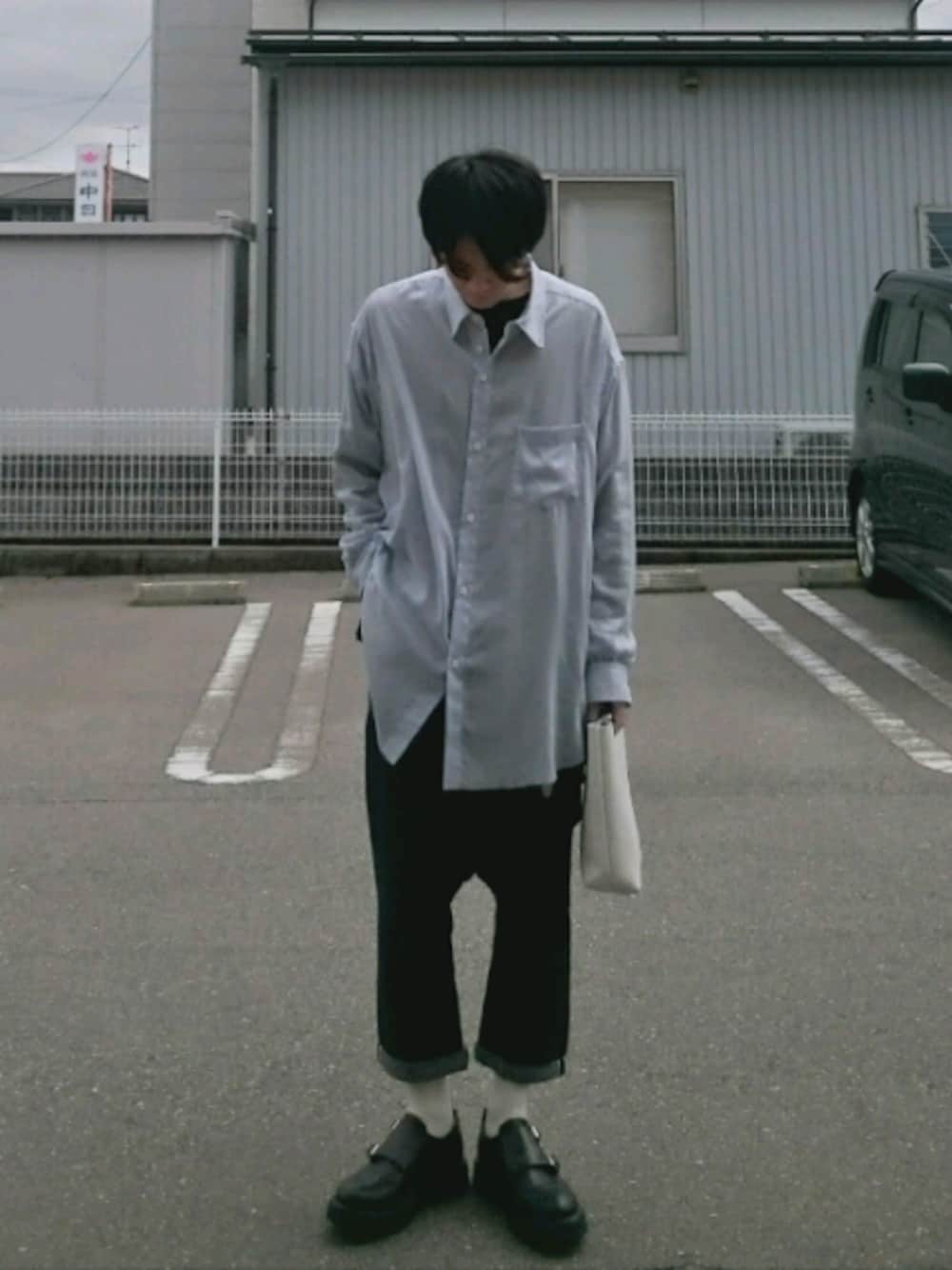 ブルー系のシャツ/ブラウス、ブラック系のTシャツ/カットソー、ブラック系のその他シューズを着用したメンズの春コーディネートの1枚目の写真