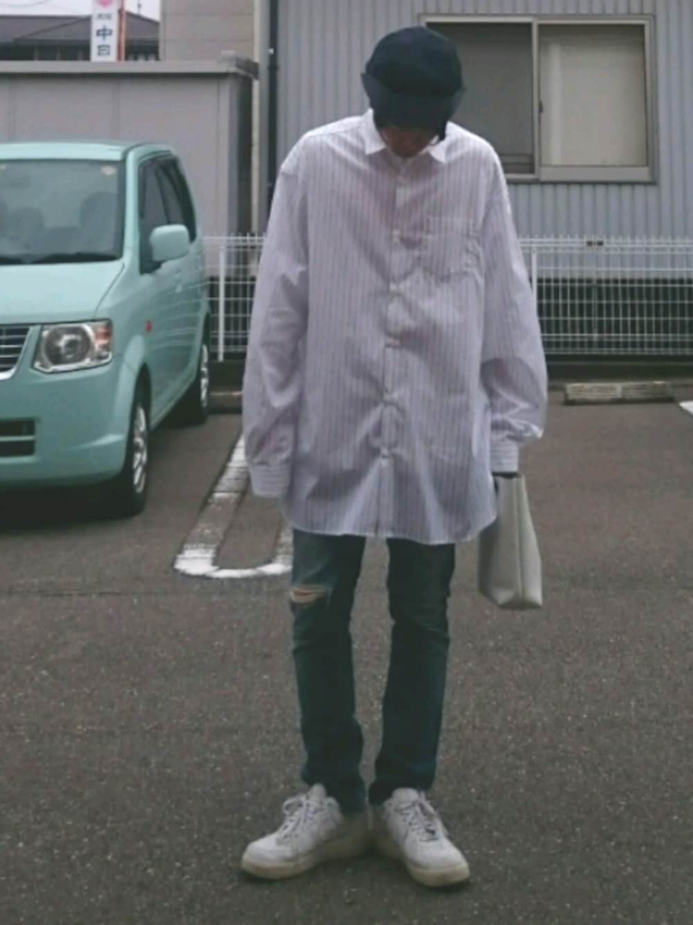 ホワイト系のシャツ/ブラウス、ホワイト系のエコバッグ/サブバッグ、ブルー系のデニムパンツを着用したメンズの春コーディネートの1枚目の写真