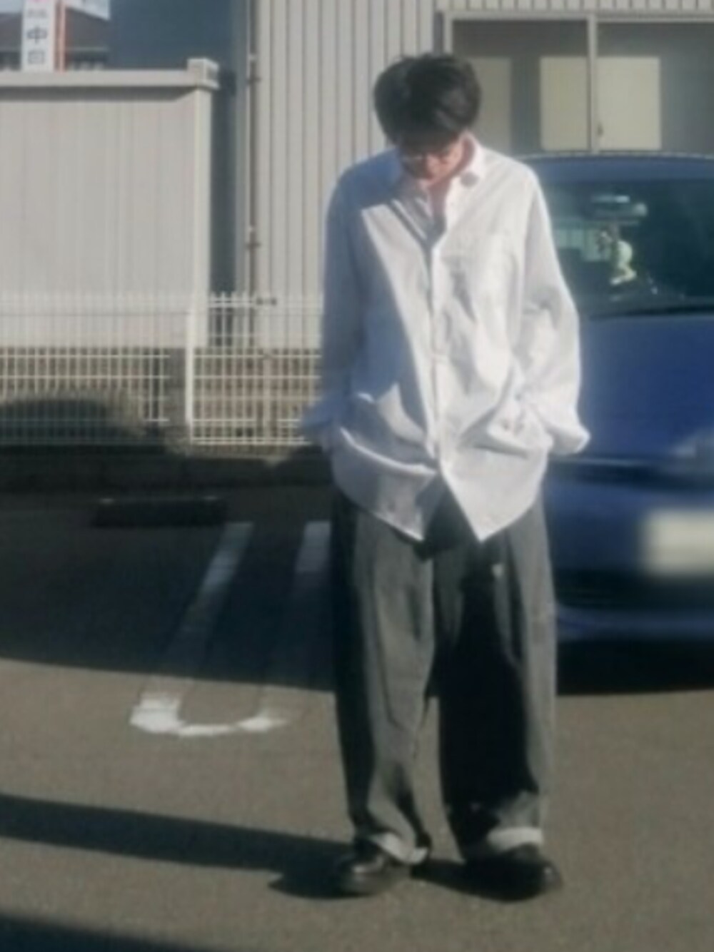 「秋服、シンプル、オーバーサイズ、モノトーン、シャツスタイル、ワイドパンツ、革靴、digawel、juha、KIDS LOVE GAITE」｜「YELLOWS PLUSのANGEL C1（メガネ、シルバー系）」を使った、N.Fさん（メンズ・170cm）の秋コーディネートの1枚目の写真