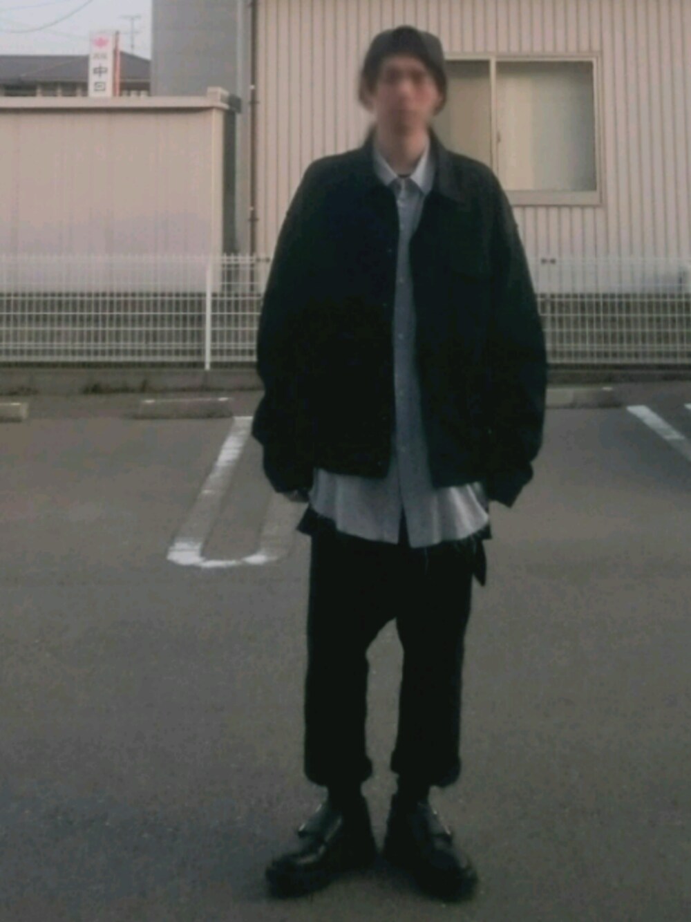 ブラック系のデニムジャケット、ブラック系のTシャツ/カットソー、ブルー系のシャツ/ブラウスを着用したメンズの秋コーディネートの1枚目の写真