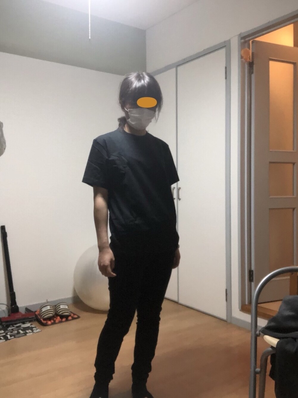 「激安コーデ、ミニマル」｜「HANESの【Hanes ヘインズ】tシャツ　2枚組クルーネック（丸首）Ｔシャツ（Tシャツ/カットソー、ブラック系）」を使った、ねってぃさん（レディース・156cm）の冬コーディネートの1枚目の写真