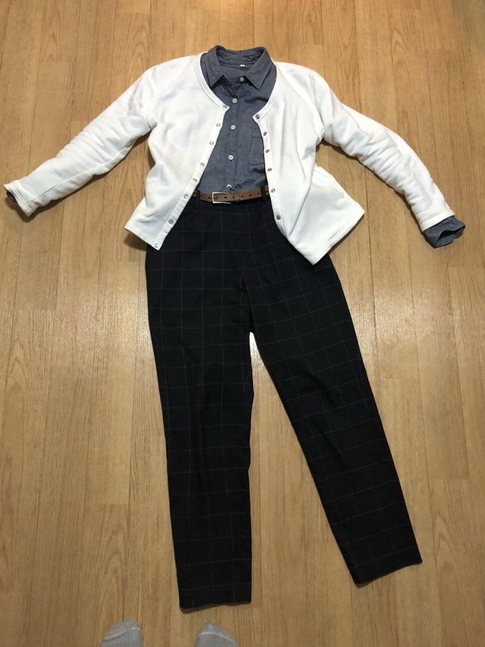 「オフィスカジュアル、仕事着、きちんと感、楽」｜「UNIQLOのアイテム（その他パンツ、ブルー系）」を使った、ねってぃさん（レディース・156cm）の冬コーディネートの1枚目の写真