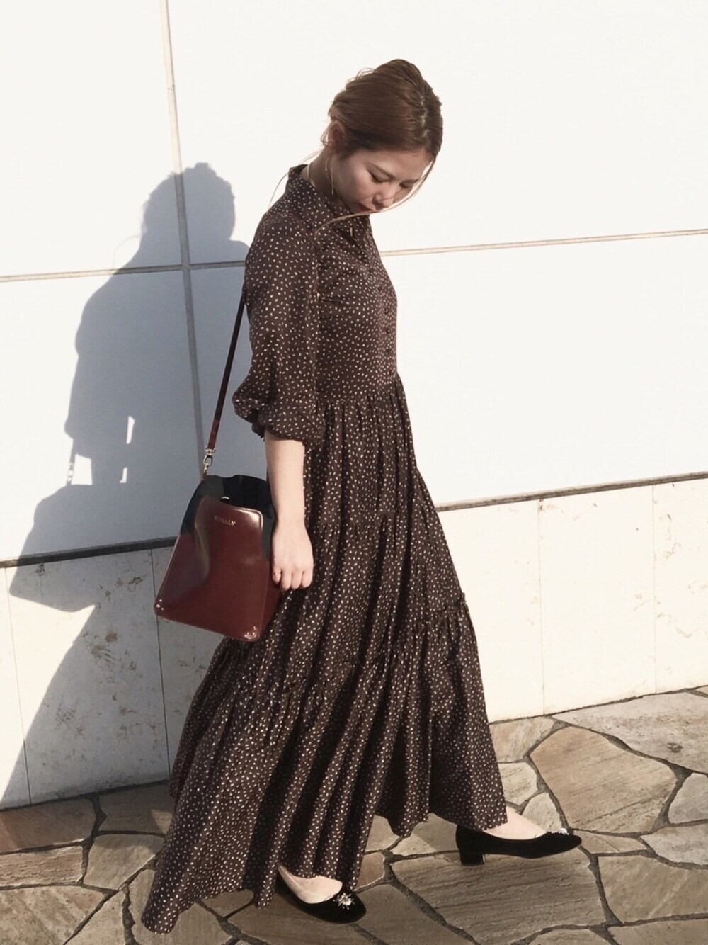 ゴールド系のピアス（両耳用）を着用したレディースの冬コーディネートの1枚目の写真