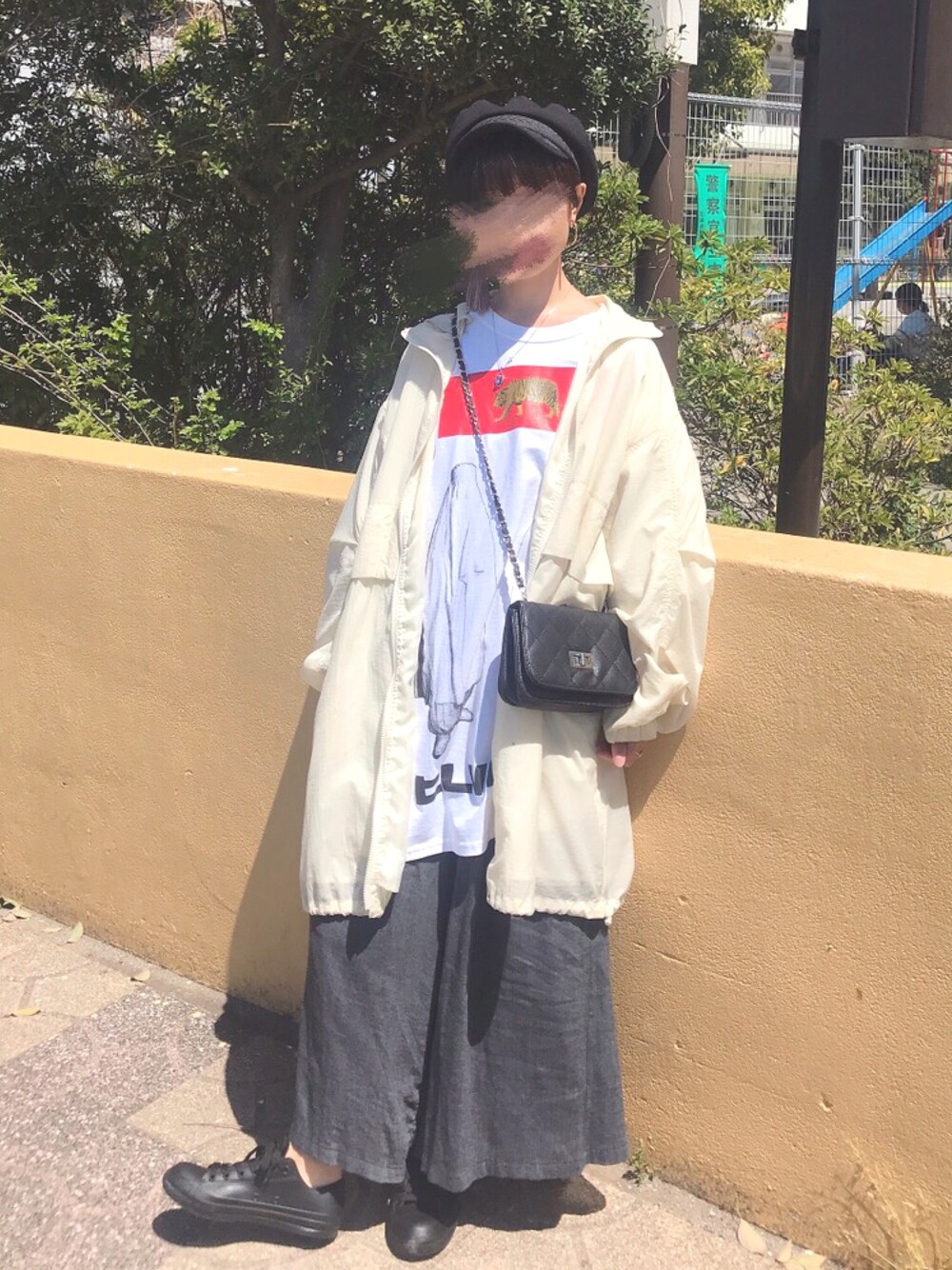 ホワイト系のその他アウター、ホワイト系のTシャツ/カットソー、グレー系のパンツを着用したレディースの春コーディネートの1枚目の写真