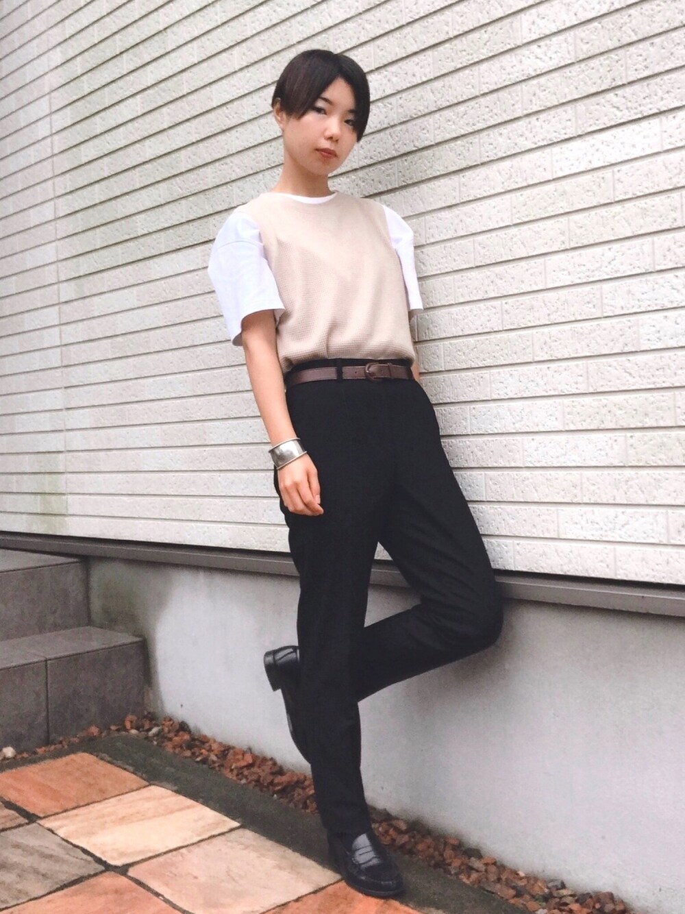 ベージュ系のTシャツ/カットソー、ホワイト系のワンピース、ブラック系のその他パンツを着用したレディースの夏コーディネートの1枚目の写真