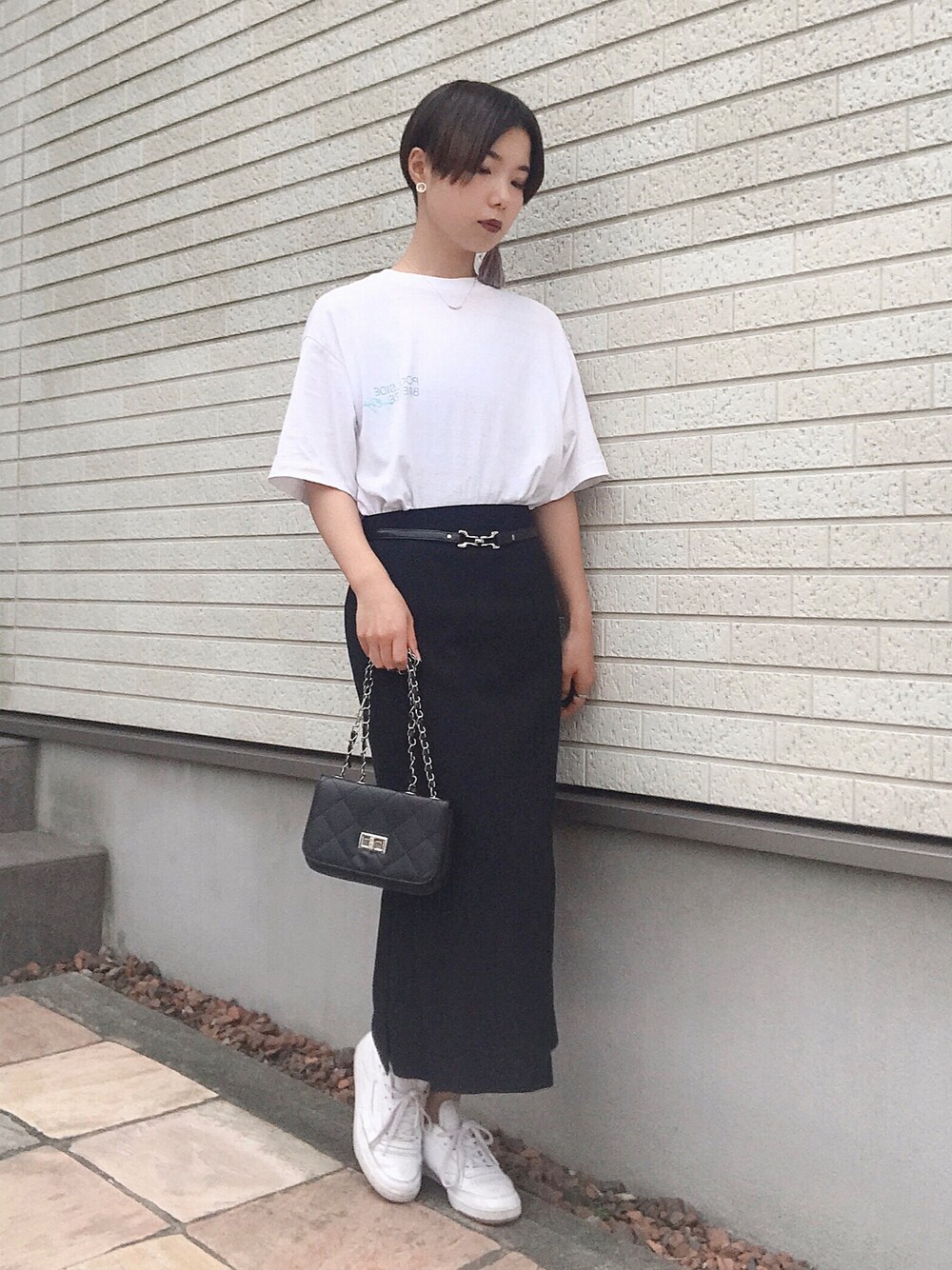 ホワイト系のTシャツ/カットソー、ホワイト系のスニーカーを着用したレディースの夏コーディネートの1枚目の写真