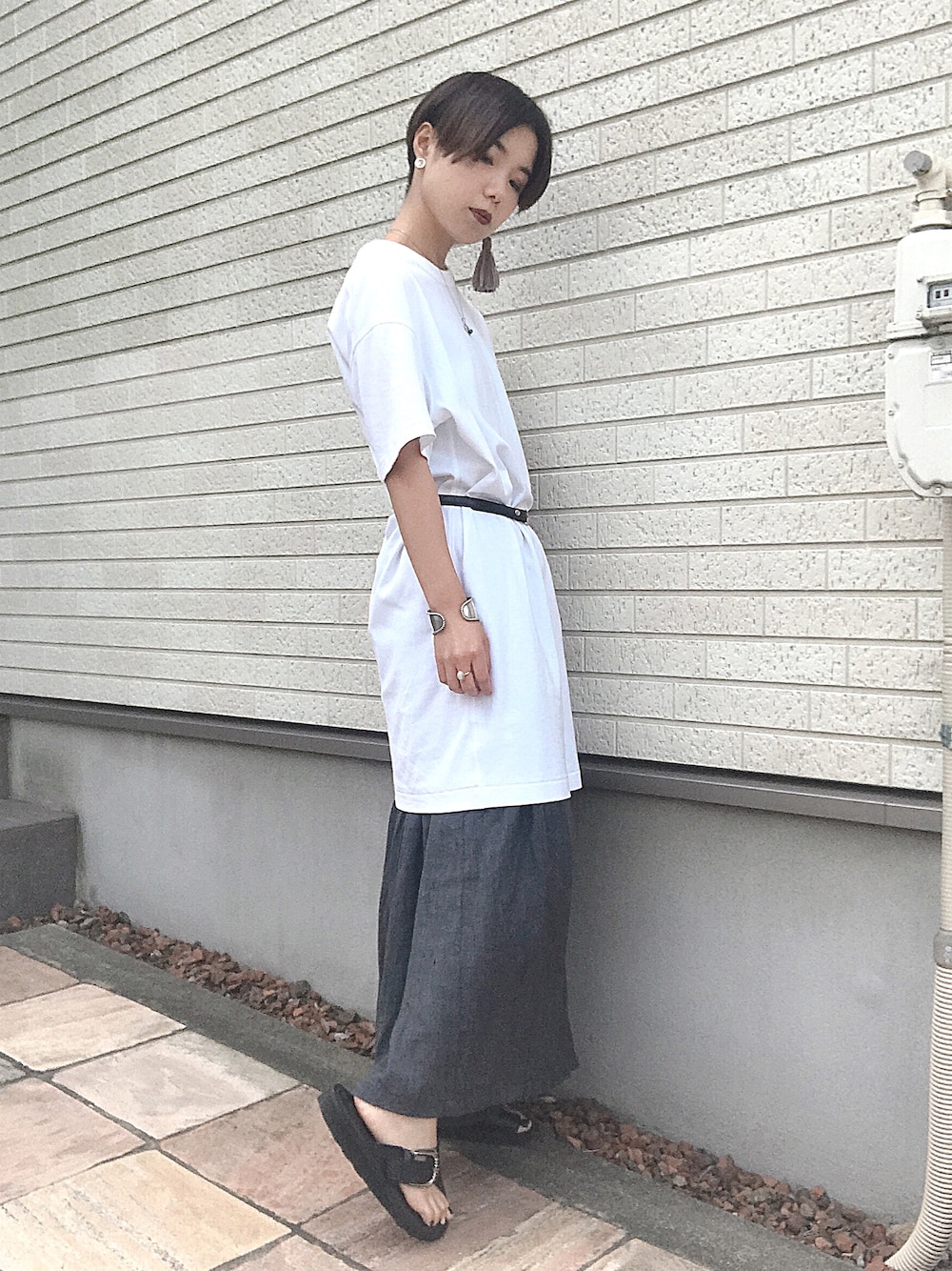 「シンプル、夏、ラフ、休日スタイル、summer、UNIQLO、ワンピース、メンズライク、大人カジュアル、サンダル」｜「UNIQLOのクルーネックTワンピース（半袖）（ワンピース、ホワイト系）」を使った、730さん（レディース・155cm）の夏コーディネートの1枚目の写真