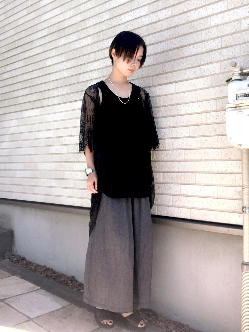 ブラック系のタンクトップ、シルバー系のネックレス、シルバー系のバングル/リストバンドを着用したレディースの夏コーディネートの1枚目の写真