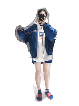 「回力のアイテム（シューズ、レッド系）」を使った、Win Chanさん（レディース・160cm）の夏コーディネート