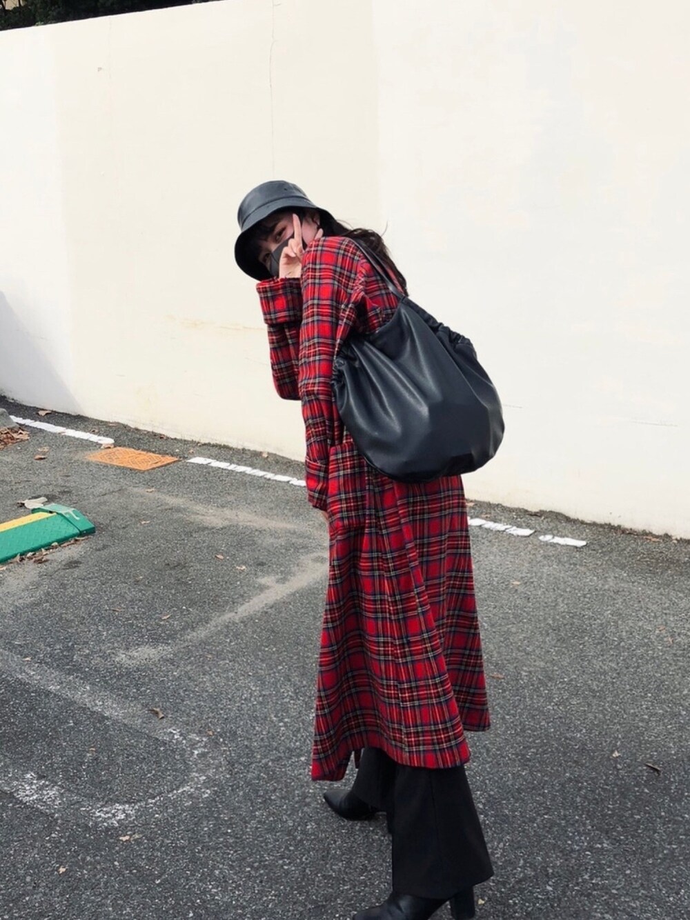 「WEGOのWEGO/フェイクレザーバケットハット（ハット、ブラック系）」を使った、OKACHIさん（レディース・160cm）の秋コーディネートの1枚目の写真