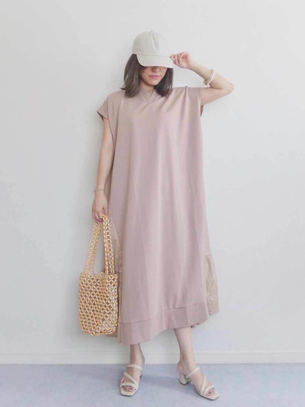 ベージュ系のワンピース、ベージュ系のトートバッグ、ベージュ系のシューズを着用したレディースの夏コーディネートの1枚目の写真
