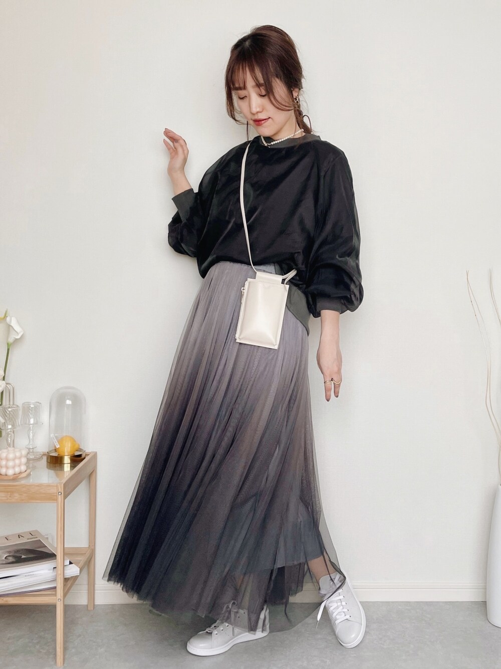 ホワイト系のショルダーバッグ、グレー系のスニーカーを着用したレディースの春コーディネートの1枚目の写真