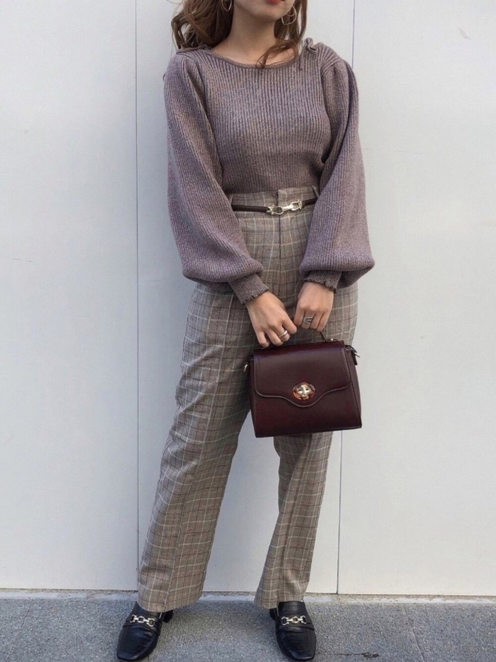 「OLIVE des OLIVE、オリーブ デ オリーブ(OLIVE des OLIVE)、秋コーデ、秋のコーデ、スラックス、チェックパンツ、ニット、カジュアル、ラフ、ローファー」｜「OLIVE des OLIVEのめっかわ肩リボンラメニットプルオーバー（ニット/セーター、ブラウン系）」を使った、ayakaさん（レディース・154cm）の秋コーディネートの1枚目の写真