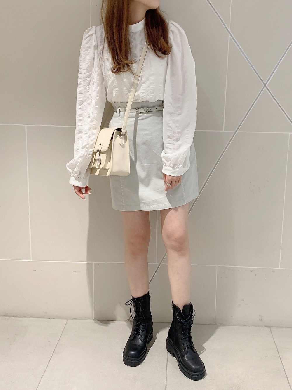 「淡色コーデ、ショートブーツ、ミニスカート、ブラウス、ショルダーバッグ、低身長コーデ、プチプラ、カジュアル、春コーデ、スカート」｜「OLIVE des OLIVEのバンドカラープルオーバーブラウス（シャツ/ブラウス、ホワイト系）」を使った、ayakaさん（レディース・154cm）の春コーディネートの1枚目の写真