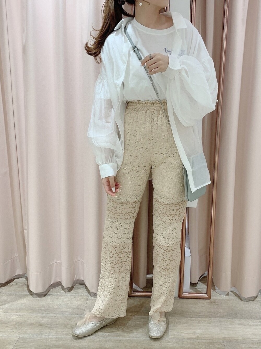 「シンプル、ラフ、レースパンツ、シアーシャツ、Tシャツ、バレエシューズ、ショルダーバッグ、春コーデ、プチプラ、淡色コーデ」｜「OLIVE des OLIVEのアイテム（シャツ/ブラウス、ホワイト系）」を使った、ayakaさん（レディース・154cm）の春コーディネートの1枚目の写真