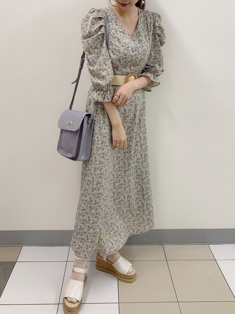 「ワンピース、花柄、花柄ワンピース、サンダル、厚底サンダル、ショルダーバッグ、休日スタイル、デート、プチプラ、着回しコーデ」｜「OLIVE des OLIVEのベルト付きワンピース（ワンピース、ブルー系）」を使った、ayakaさん（レディース・154cm）の春コーディネートの1枚目の写真