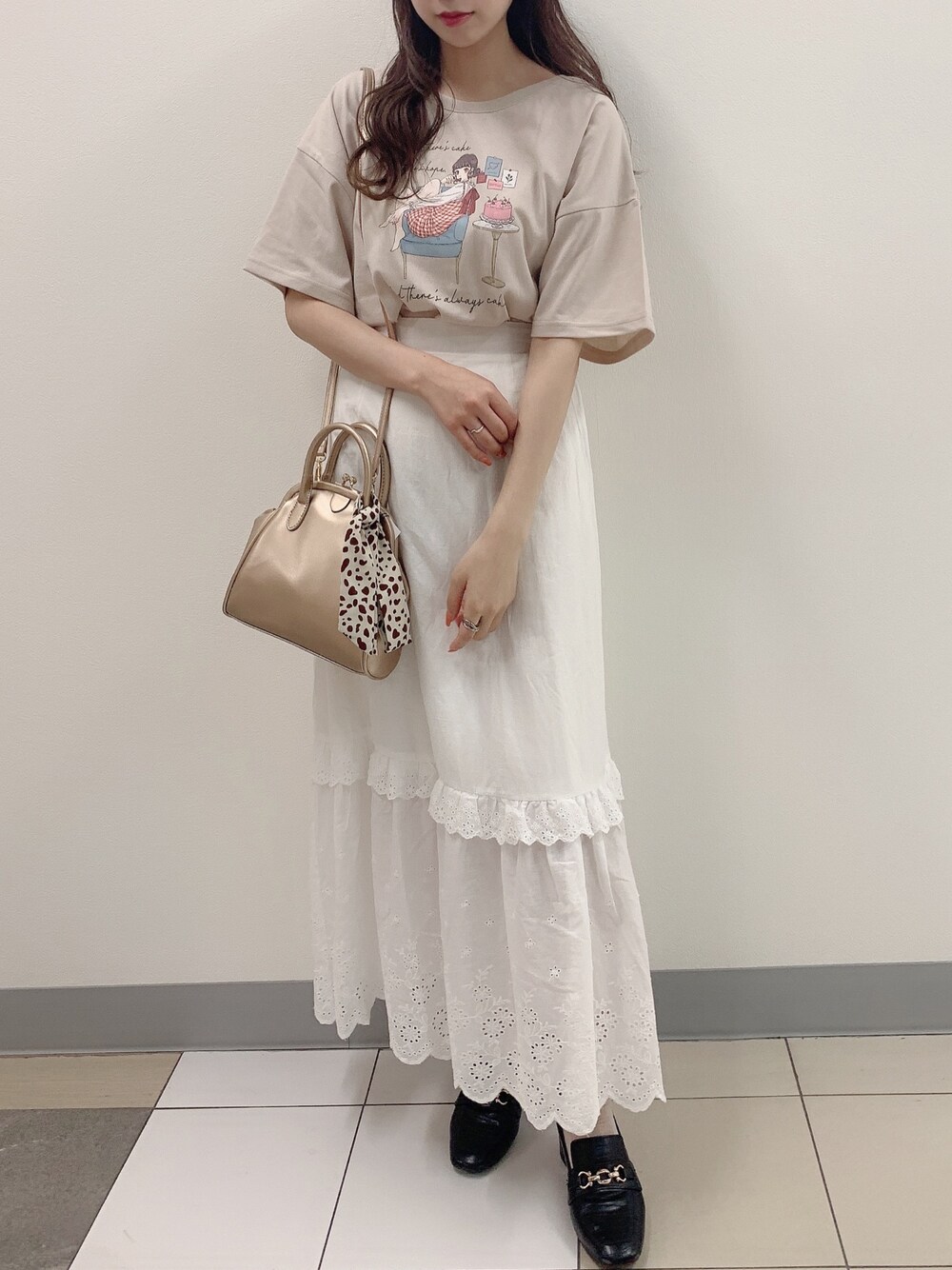「Tシャツ、ロングスカート、レーススカート、ショルダーバッグ、スカーフ、ローファー、ラフ、プチプラ、ラクチンコーデ、きれいめカジュアル」｜「OLIVE des OLIVEのポストカード付 Ogirl Tシャツ/プリントTシャツ（Tシャツ/カットソー、ベージュ系）」を使った、ayakaさん（レディース・154cm）の春コーディネートの1枚目の写真