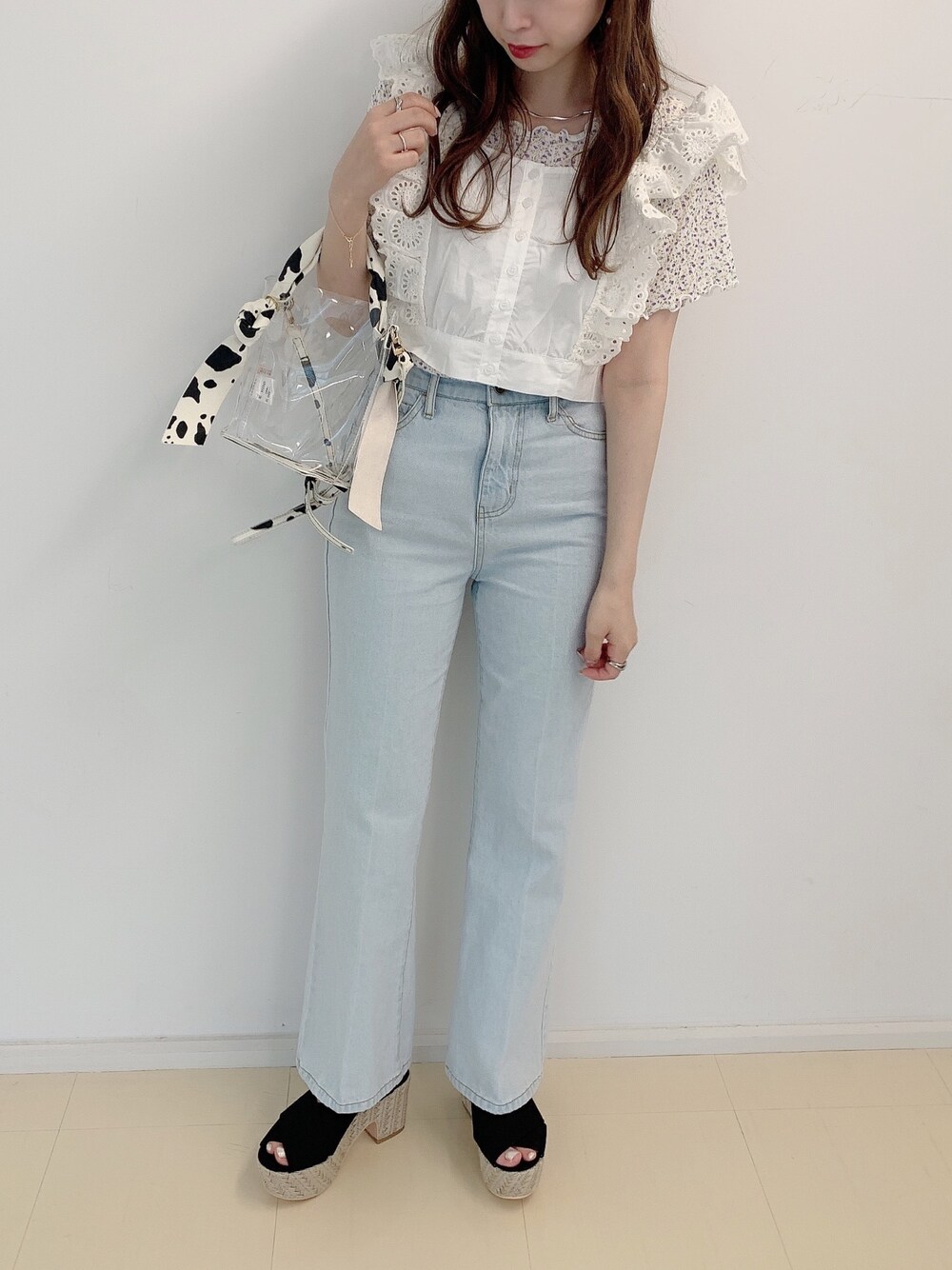 「これが私をアゲる服、休日スタイル、デニム、サンダル、厚底サンダル、パンツスタイル、ビスチェ、クリアバッグ、低身長、シンプル」｜「one after another NICE CLAUPの2枚セットテレコブラウス（Tシャツ/カットソー、ホワイト系）」を使った、ayakaさん（レディース・154cm）の春コーディネートの1枚目の写真