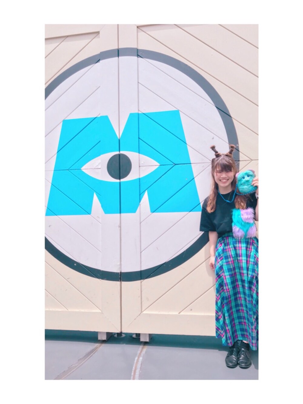 「ディズニーコーデ、ディズニーランド、ディズニー、サリー、モンスターズインク、Tシャツ、チェックスカート、夏コーデ、カジュアル、earth music&ecology」｜「RID.DLE FROMのアイテム（Tシャツ/カットソー、ブラック系）」を使った、さ り ーさん（レディース・154cm）の春コーディネートの1枚目の写真