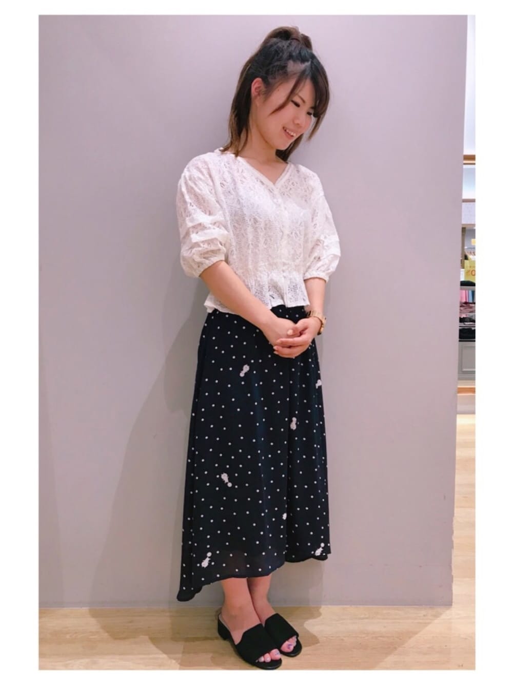 「うさまる、夏コーデ、レースブラウス、レースカーディガン、ドットスカート、イレヘムスカート、プチプラ、プチプラコーデ、ポニーテール、earth music&ecology」｜「earth music&ecologyの・レースタックボリューム袖ブラウス ●（シャツ/ブラウス、ホワイト系）」を使った、さ り ーさん（レディース・154cm）の夏コーディネートの1枚目の写真