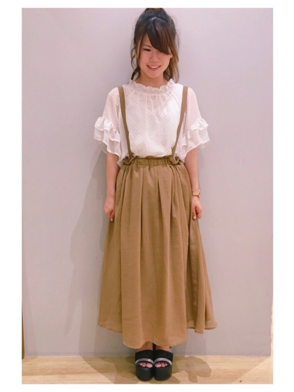 「カジュアルコーデ、オトナカジュアル、サスペンダースカート、ベージュスカート、ドットブラウス、プチプラ、プチプラコーデ、厚底サンダル、earth music&ecology、夏セールで買いました」｜「earth music&ecologyの・シフォンドットプリントブラウス ●（シャツ/ブラウス、ホワイト系）」を使った、さ り ーさん（レディース・154cm）の夏コーディネートの1枚目の写真