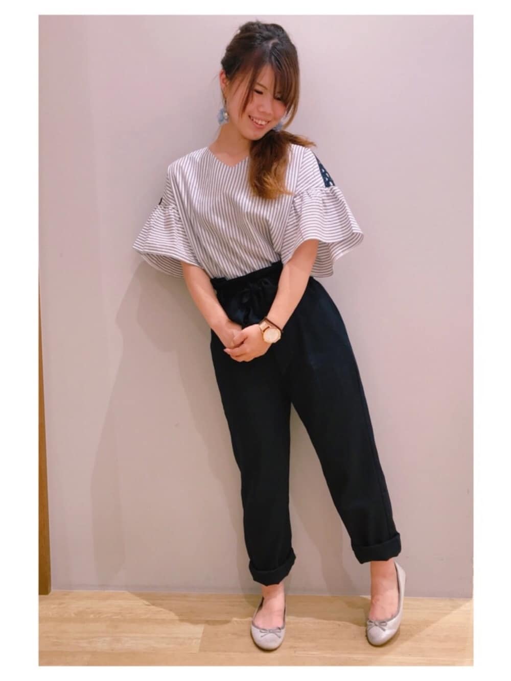 「オトナ女子、パンツスタイル、テーパードパンツ、袖ボリューム、ストライプ、ストライプシャツ、ネイビーパンツ、バレエシューズ、きれいめカジュアル、earth music&ecology」｜「earth music&ecologyの【ORiental TRaffic】 バレエシューズ（パンプス、シルバー系）」を使った、さ り ーさん（レディース・154cm）の夏コーディネートの1枚目の写真
