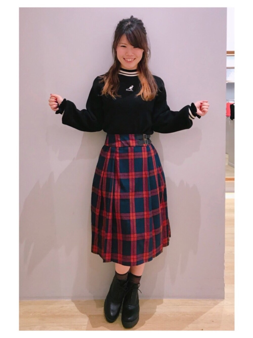 「KANGOL、フリル、スポーツミックス、韓国ファッション、オルチャンファッション、チェックスカート、赤チェック、オトナカジュアル、レースアップブーツ、earth music&ecology」｜「KANGOLのKANGOL×earthニットプルオーバー（ニット/セーター、ブラック系）」を使った、さ り ーさん（レディース・154cm）の秋コーディネートの1枚目の写真