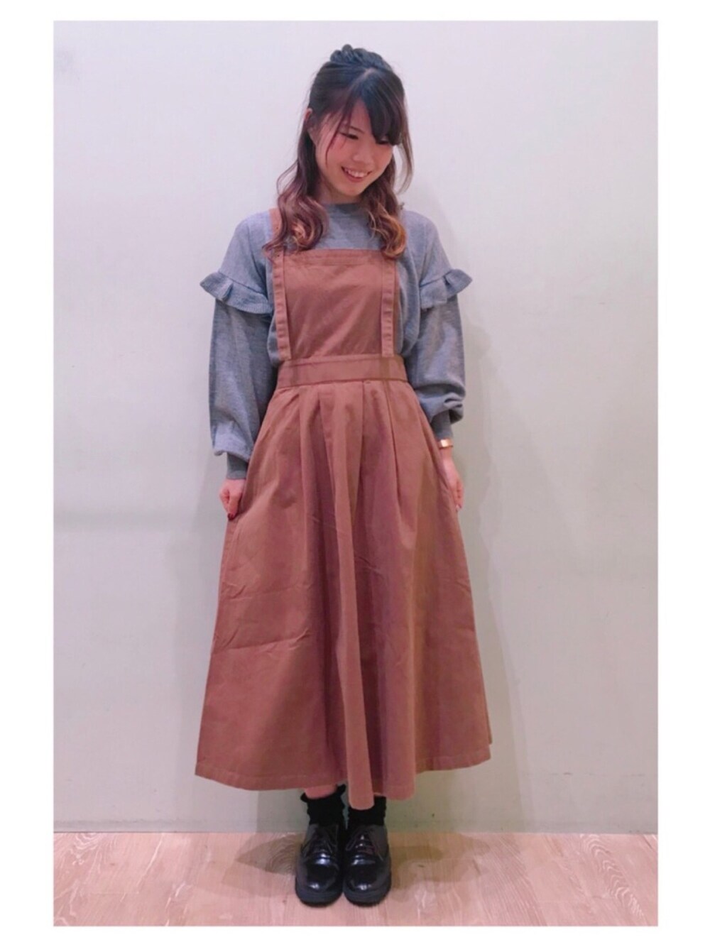 「カジュアル、カジュアルガーリー、エプロンワンピース、サロペット、オーバーオール、秋のコーデ、ジャンパースカート、肩フリル、マニッシュシューズ、earth music&ecology」｜「earth music&ecologyの・フリルスリーブニットプルオーバー（ニット/セーター、グレー系）」を使った、さ り ーさん（レディース・154cm）の秋コーディネートの1枚目の写真