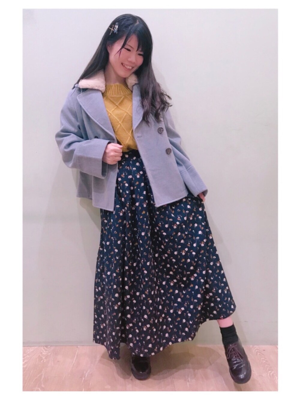「ダブルジャケット、ファー、花柄スカート、ロングスカート、オトナガーリー、レースアップシューズ、マスタード、ケーブルニット、冬コーデ、earth music&ecology」｜「earth music&ecologyの・ボリュームケーブルニットプルオーバー ●（ニット/セーター、イエロー系）」を使った、さ り ーさん（レディース・154cm）の冬コーディネートの1枚目の写真