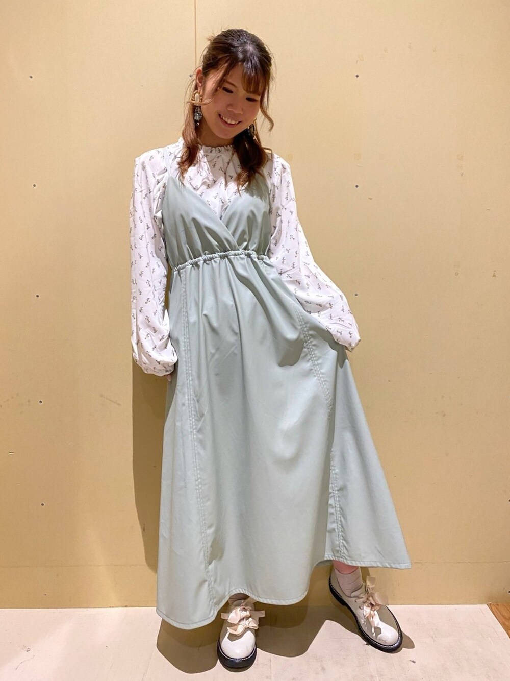 「春コーデ、大人ガーリー、キャミワンピ、レザーワンピース、着痩せコーデ、花柄ブラウス、とろみシャツ、154cm、大人女子、大人かわいい」｜「ELENCARE DUEの・ELENCARE DUEﾌｪｲｸﾚｻﾞｰｷｬﾐﾜﾝﾋﾟｰｽ＊（ワンピース、グリーン系）」を使った、さ り ーさん（レディース・154cm）の春コーディネートの1枚目の写真