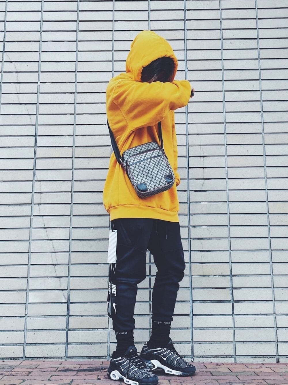 「street、streetfashion、CELINE、NIKE、ストリート、スニーカー、supreme、H&M、streetstyle、ドラフトナイキ」｜「CELINEのアイテム（ショルダーバッグ、グレー系）」を使った、RYO (瞭) (료)さん（メンズ・168cm）の秋コーディネートの1枚目の写真