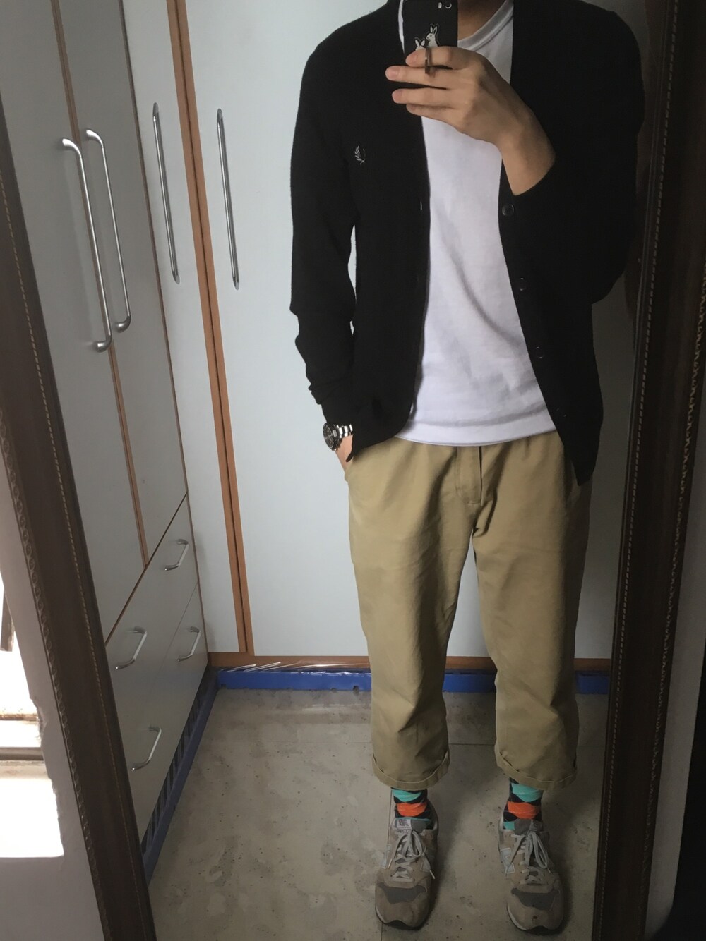 「spring、layering、casual、smart casual、pattern、socks、BASIC、UNIQLO」｜「FRED PERRYのアイテム（チェスターコート、ブラック系）」を使った、Jake Twhさん（メンズ・173cm）の春コーディネートの1枚目の写真