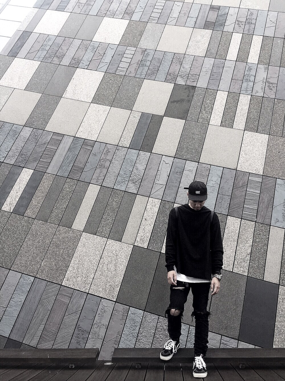 「ootd、outfit、black and white、streetstyle、sneakers、Photography」｜「VANSのアイテム（キャップ、ブラック系）」を使った、Mikeさん（メンズ・177cm）の春コーディネートの1枚目の写真